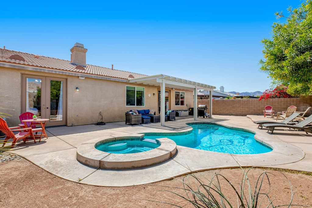 Desert gem with private pool, enclosed yard, game room & fast WiFi -dog-friendly