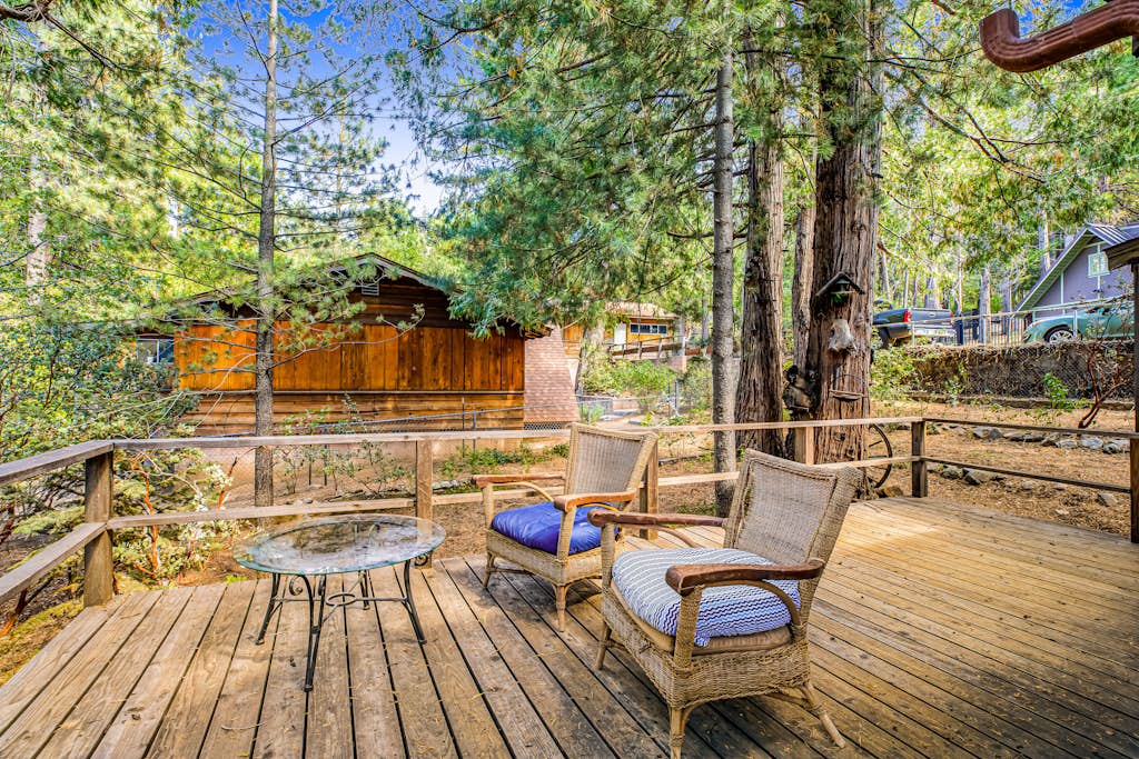 Cozy dog friendly cabin w/large deck, original rock fireplace & loft bedroom