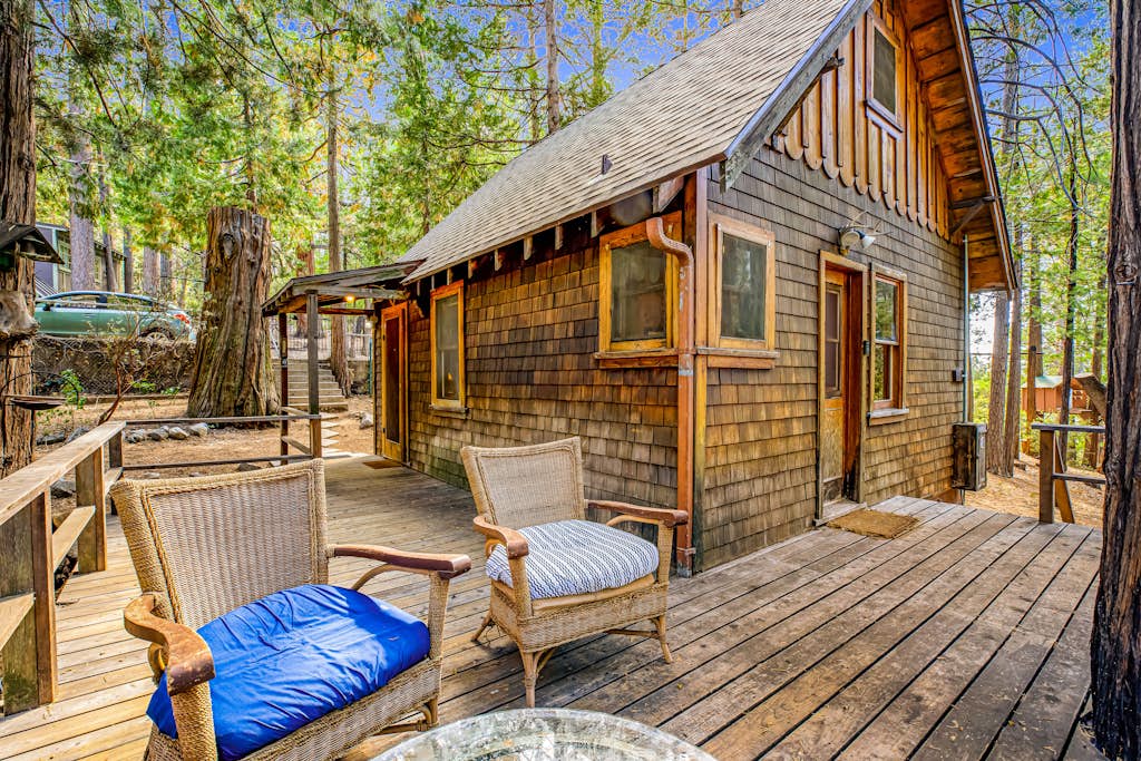 Cozy dog friendly cabin w/large deck, original rock fireplace & loft bedroom