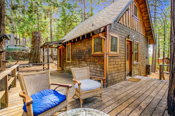 Cozy dog friendly cabin w/large deck, original rock fireplace & loft bedroom