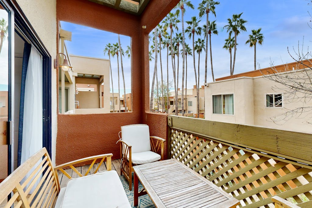 Bright condo with pool, hot tub, gym & ideal downtown Scottsdale location