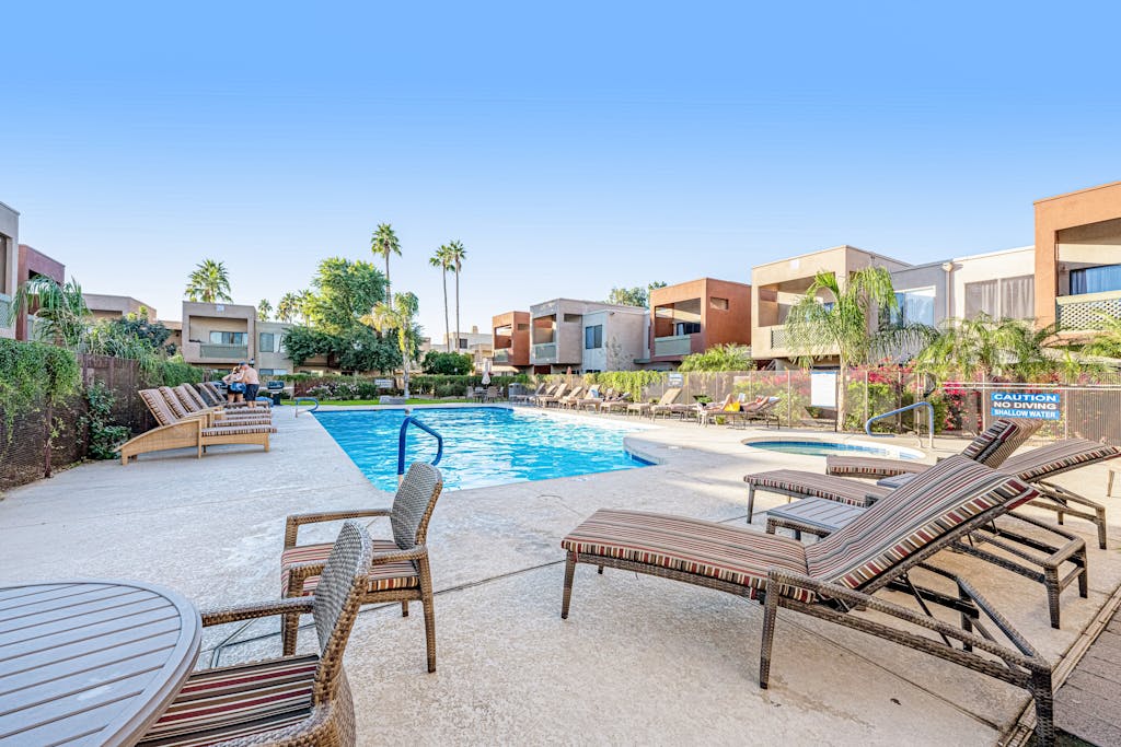 Bright condo with pool, hot tub, gym & ideal downtown Scottsdale location