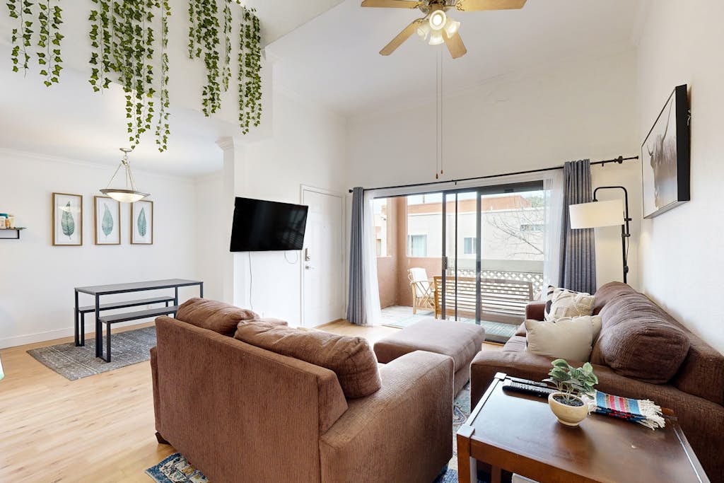 Bright condo with pool, hot tub, gym & ideal downtown Scottsdale location