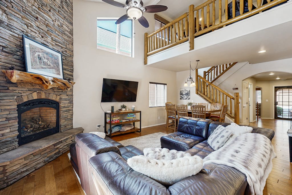 Elegant home in the White Mountains close to hiking, golf, & fishing