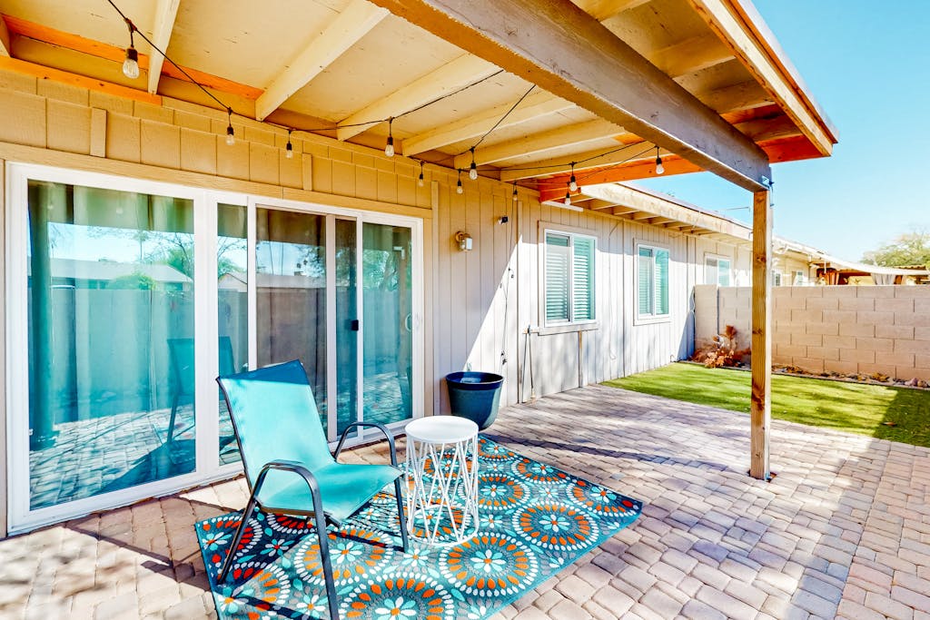 Ground-floor townhome with private yard/patio & on-site pools - dog-friendly