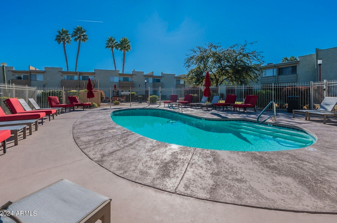 Welcome to this luxurious condo in Scottsdale with mountain views