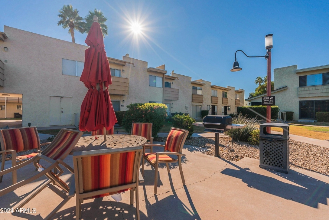 Welcome to this luxurious condo in Scottsdale with mountain views