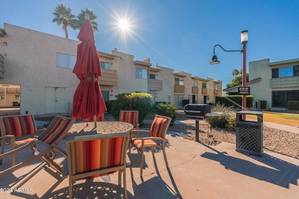 Welcome to this luxurious condo in Scottsdale with mountain views