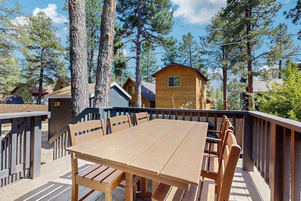 Updated Cabin w/ hot tub, wrap around deck, yard, & loft - 1 dog ok