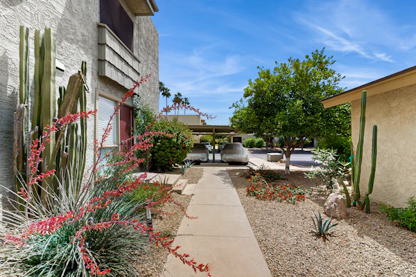 Sunny Comfort Meets Scottsdale Style – Your Perfect Desert Retreat Awaits!