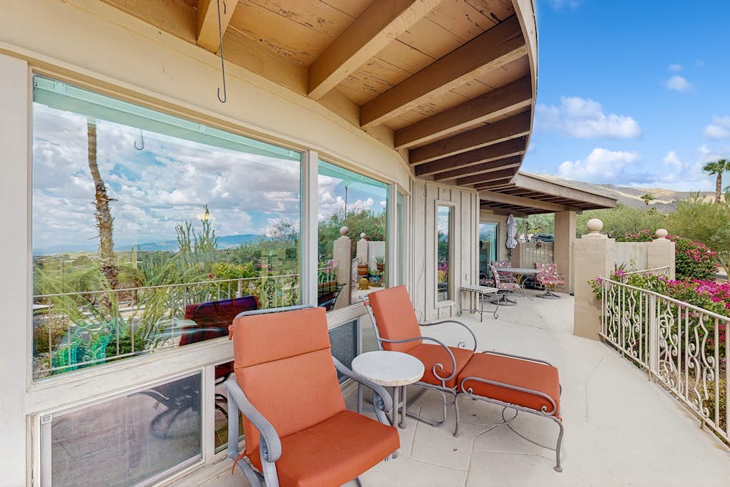 Charming Casita w/ shared pool, private patio, & mountain/valley view