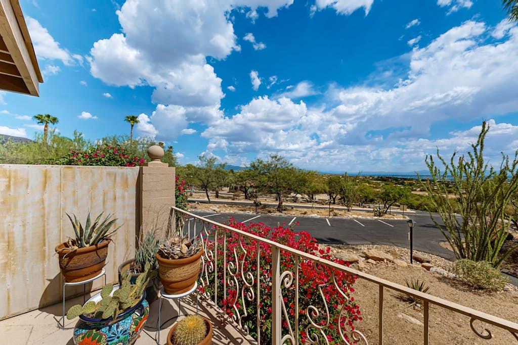 Charming Casita w/ shared pool, private patio, & mountain/valley view