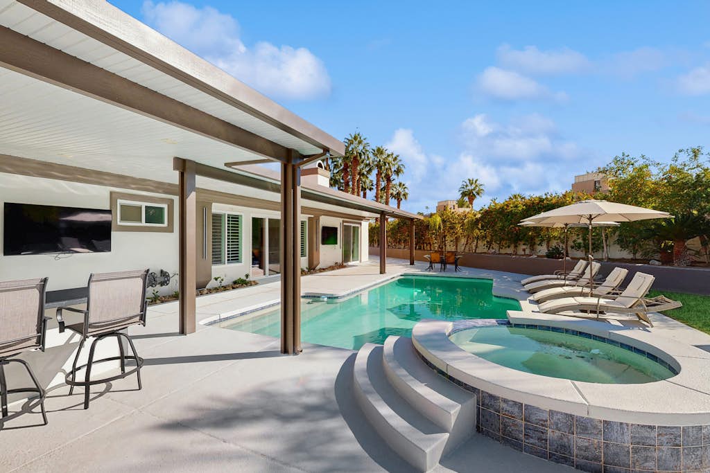 Sunny Vibes & Mountain Views—Your Stylish Indian Wells Retreat for Fun, Relax