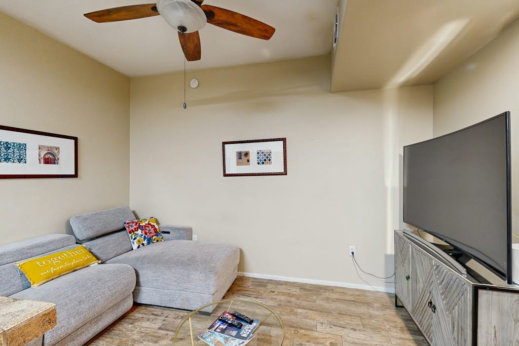 Charming Condo on 1st floor w/ pool & hot tub, central A/C, plus W/D