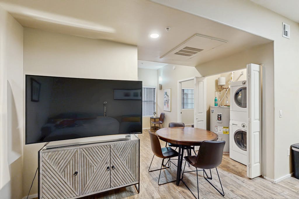 Charming Condo on 1st floor w/ pool & hot tub, central A/C, plus W/D