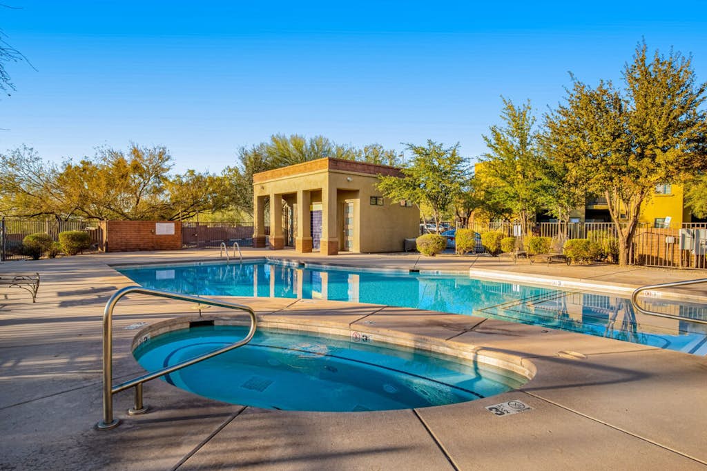 Charming Condo on 1st floor w/ pool & hot tub, central A/C, plus W/D
