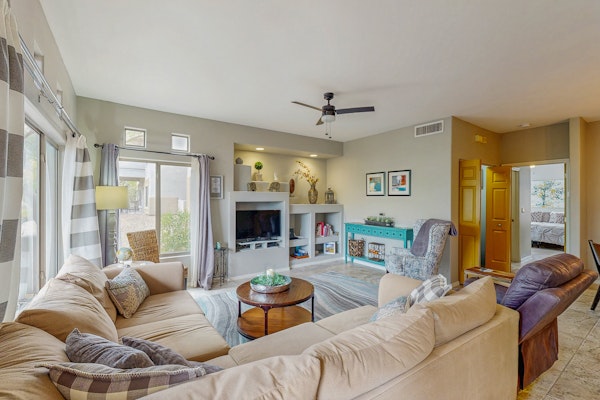 Lovely Oro Valley condo with pool, hot tub, grill & fitness room