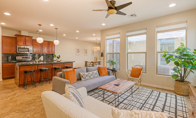 Quaint home walking distance to Superbowl with patio, AC, W/D & pool access