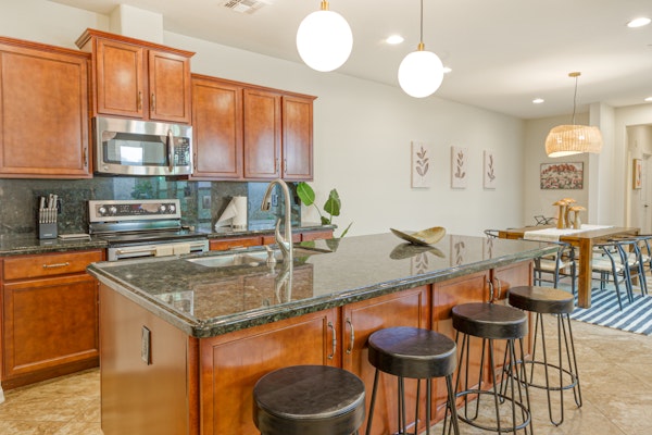 Quaint home walking distance to Superbowl with patio, AC, W/D & pool access