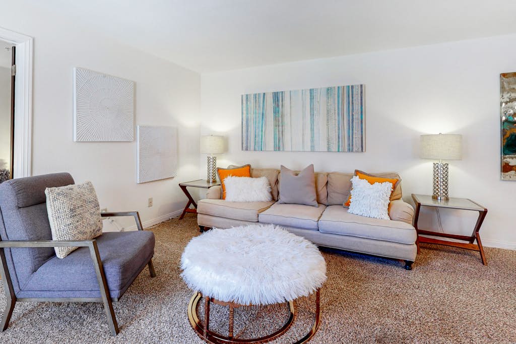 Beautiful Condo w/ shared pools, less than a mile to downtown
