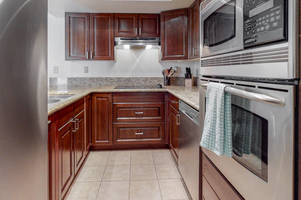 Beautiful Condo w/ shared pools, less than a mile to downtown