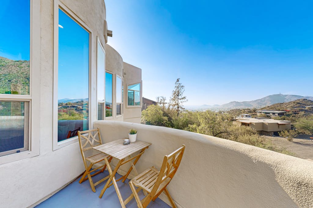 Luxurious Mountainside home w/ expansive views, rooftop patio, balcony