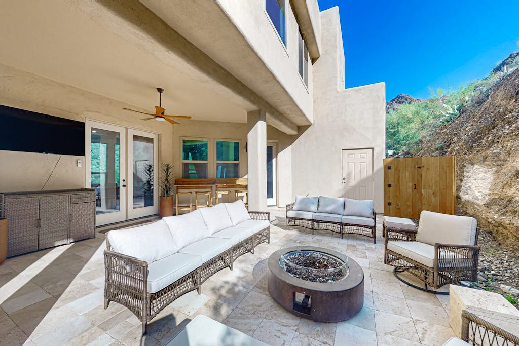 Luxurious Mountainside home w/ expansive views, rooftop patio, balcony