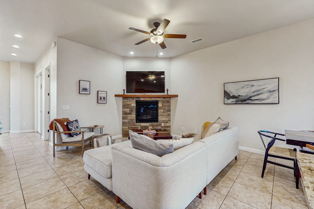 Amicable house with fireplace, washer/dryer, full kitchen, gas grill, & patio