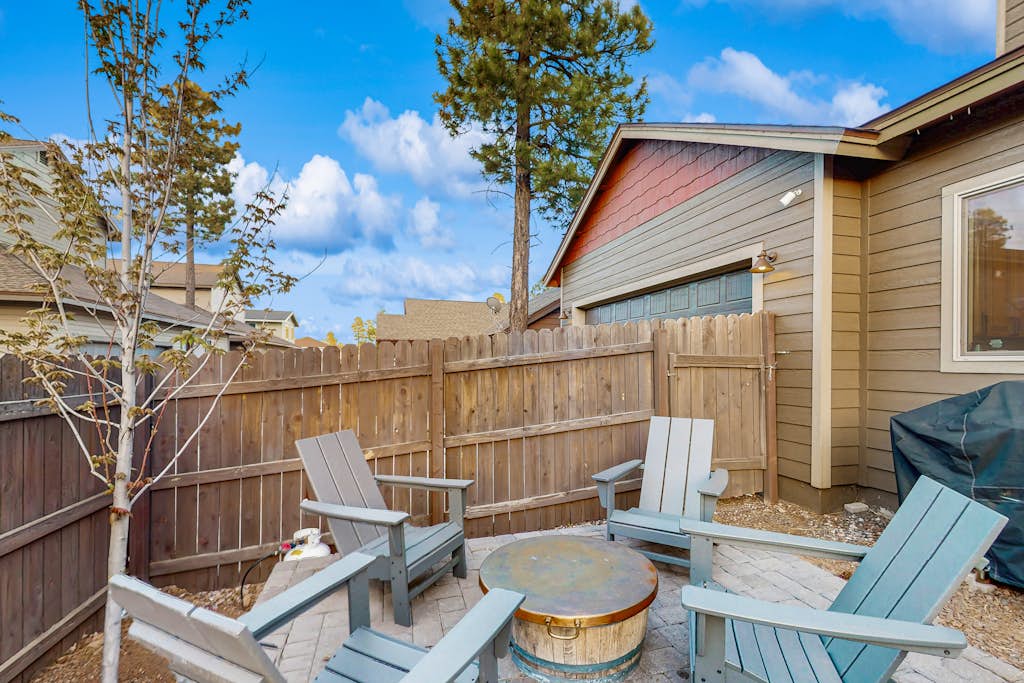 Amicable house with fireplace, washer/dryer, full kitchen, gas grill, & patio