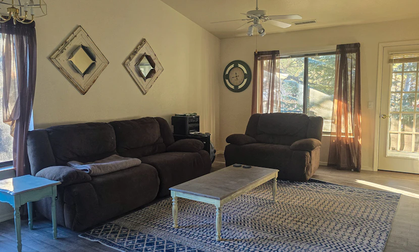 Cozy condo with fireplace, washer/dryer, & WiFi - near town and Flagstaff trails