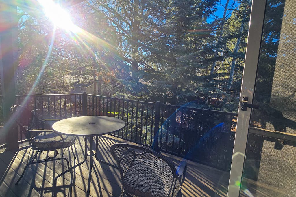 Cozy condo with fireplace, washer/dryer, & WiFi - near town and Flagstaff trails