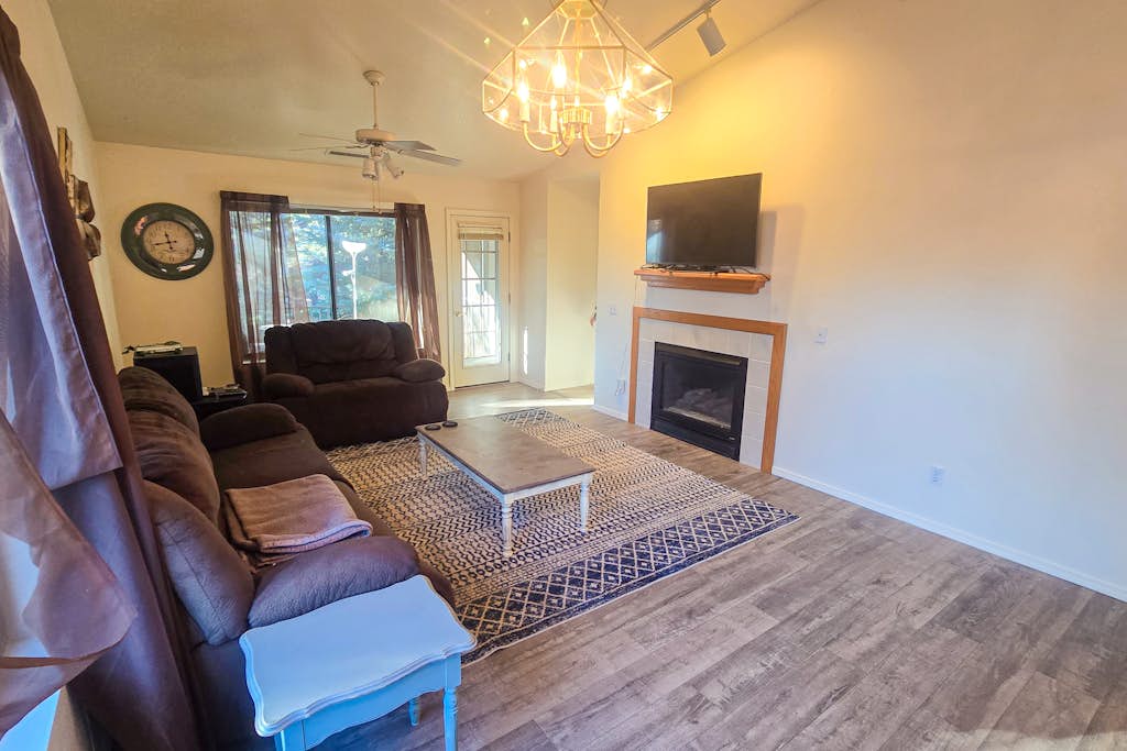 Cozy condo with fireplace, washer/dryer, & WiFi - near town and Flagstaff trails