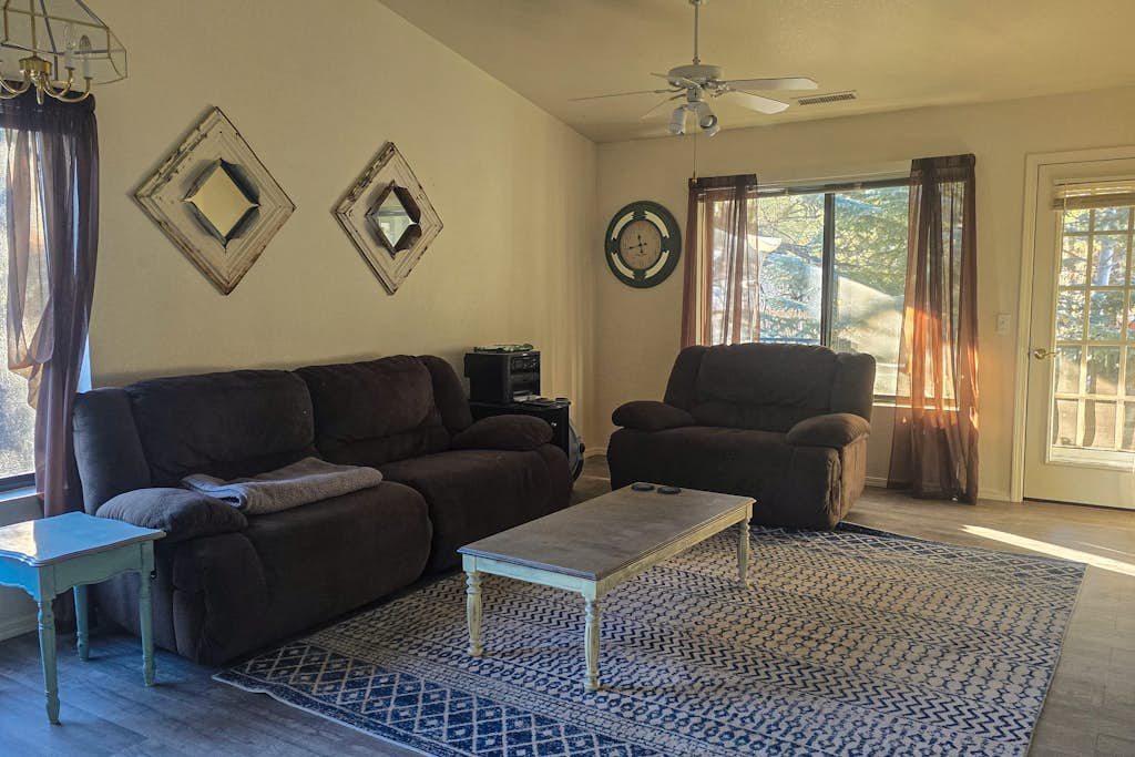Cozy condo with fireplace, washer/dryer, & WiFi - near town and Flagstaff trails