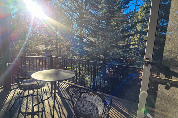 Cozy condo with fireplace, washer/dryer, & WiFi - near town and Flagstaff trails