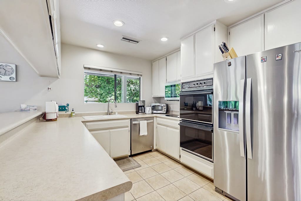 Dog-friendly home w/private pool, patio, pool spa, and gas fireplace
