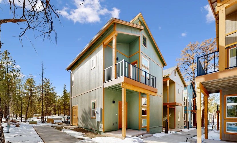 🏡, Bright dog-friendly condo with a generous balcony - near skiing & golf