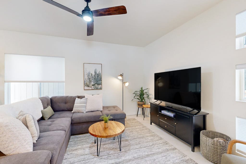 🏡, Bright dog-friendly condo with a generous balcony - near skiing & golf