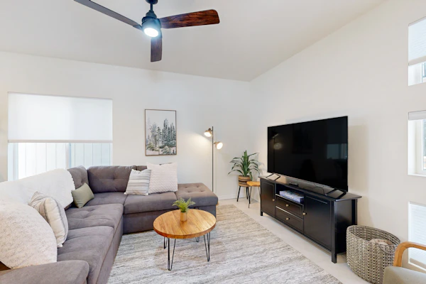 🏡, Bright dog-friendly condo with a generous balcony - near skiing & golf