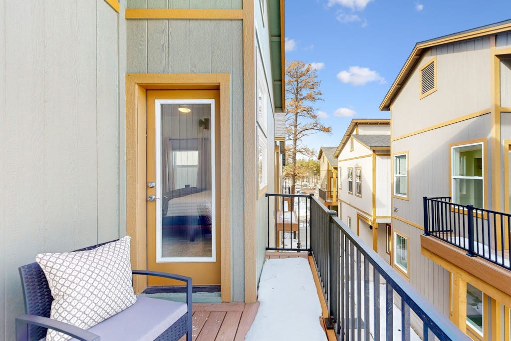 🏡, Bright dog-friendly condo with a generous balcony - near skiing & golf