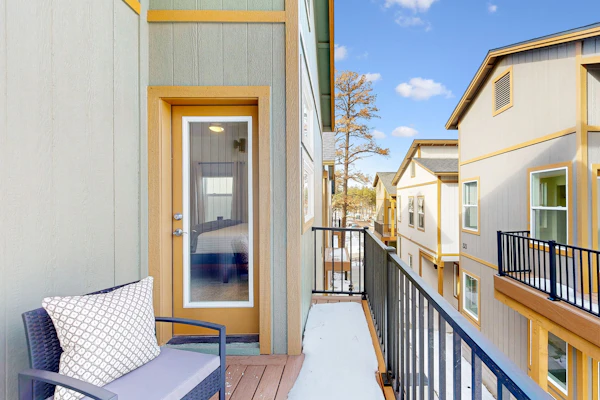 🏡, Bright dog-friendly condo with a generous balcony - near skiing & golf