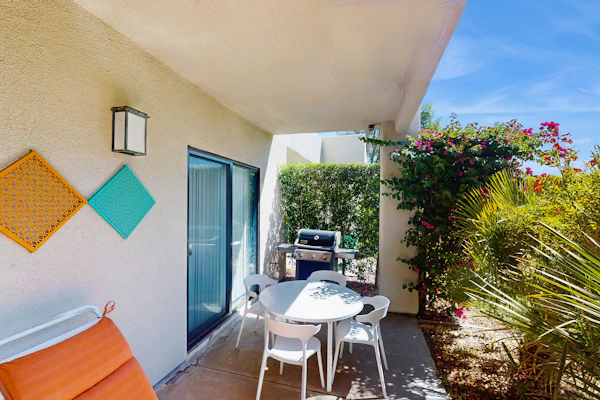 Modern, Dog-Friendly Condo on Golf Course-Steps to Pool & Hot Tub + Tennis & Spa