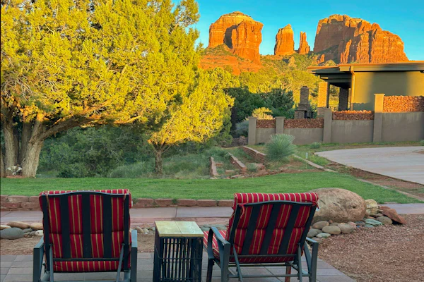 Amazing Creekside property on an acre w/ Cathedral Rock view, Creek access