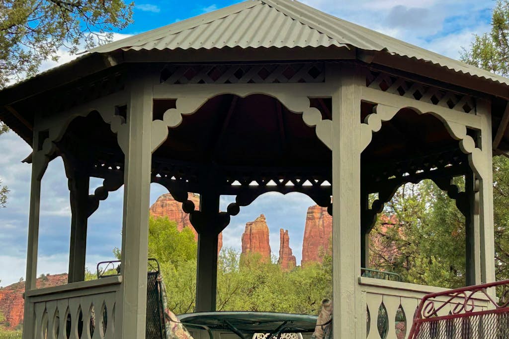 Amazing Creekside property on an acre w/ Cathedral Rock view, Creek access