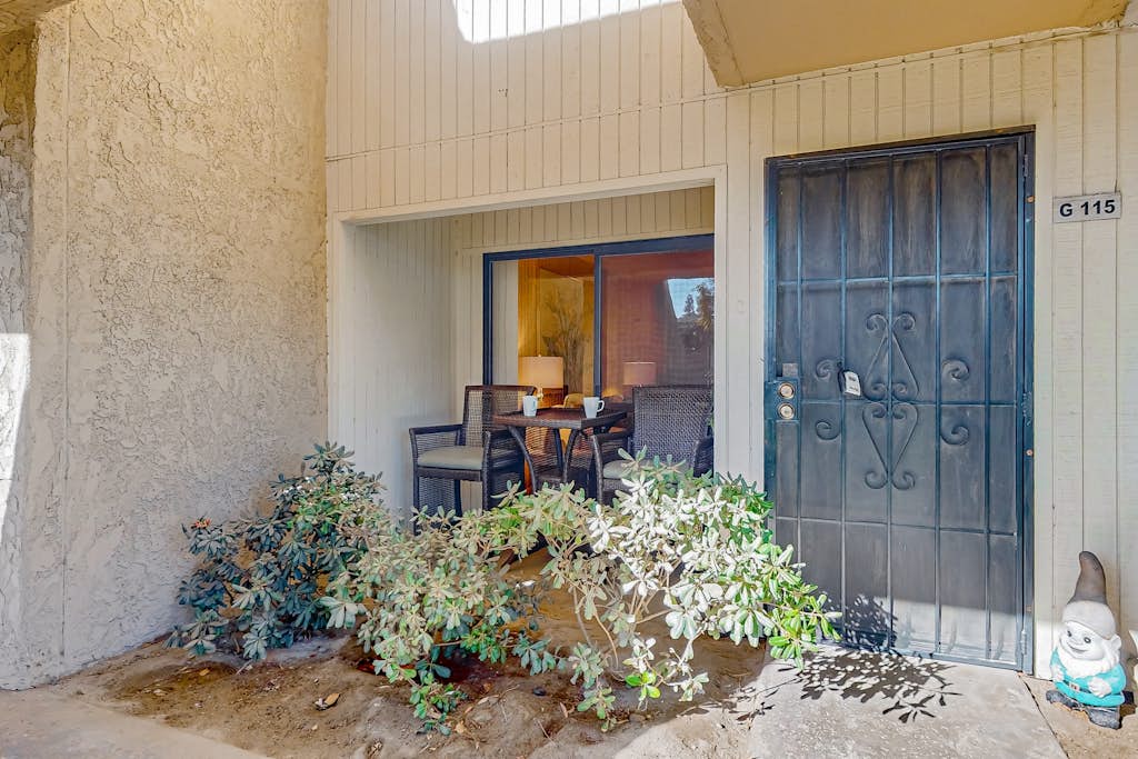 Snowbird-friendly retreat with pool, hot tub, tennis, putting green, & patio