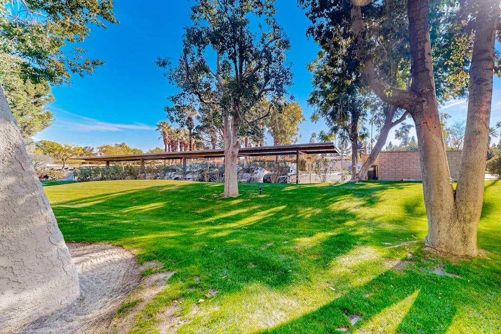 Snowbird-friendly retreat with pool, hot tub, tennis, putting green, & patio