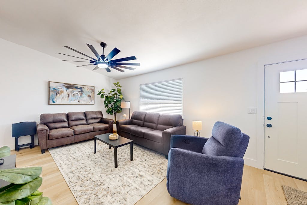 Modern home with huge yard, putting green, fast wifi & central AC