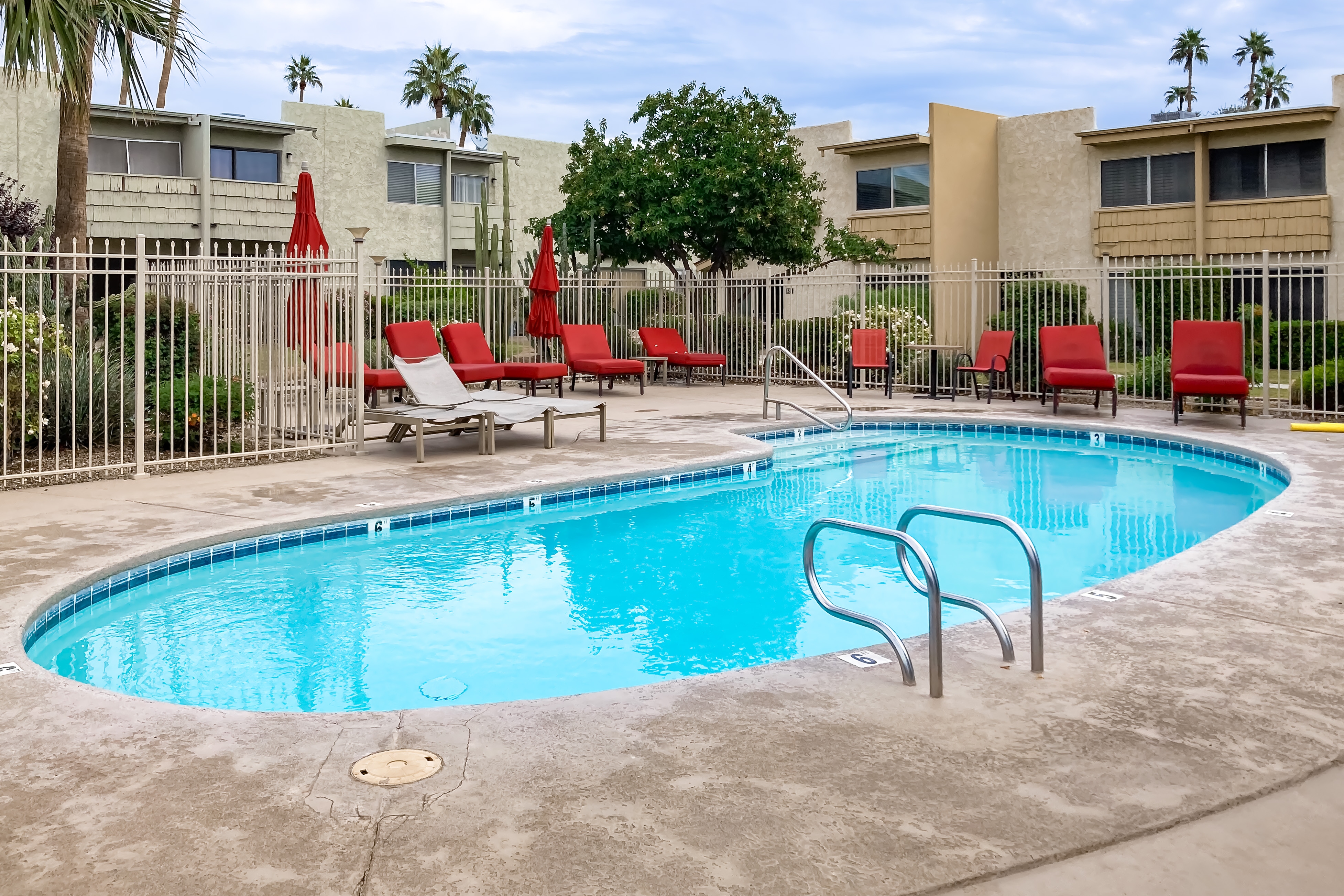 Bright Condo on 1st floor w/ 2 levels - patio, shared pool & laundry room