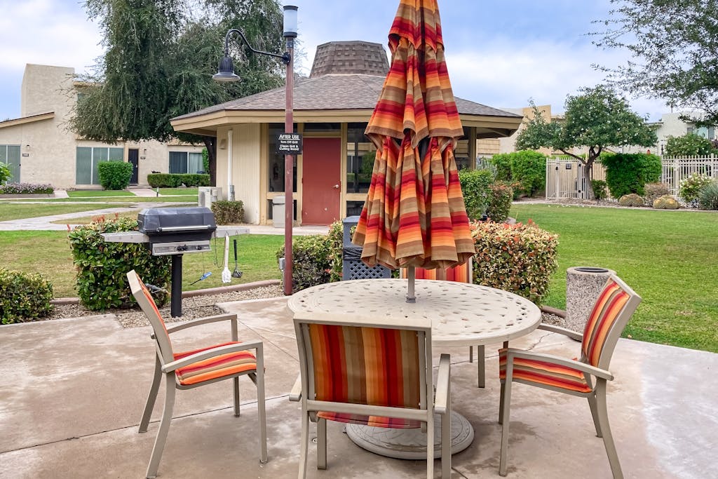 Bright Condo on 1st floor w/ 2 levels - patio, shared pool & laundry room