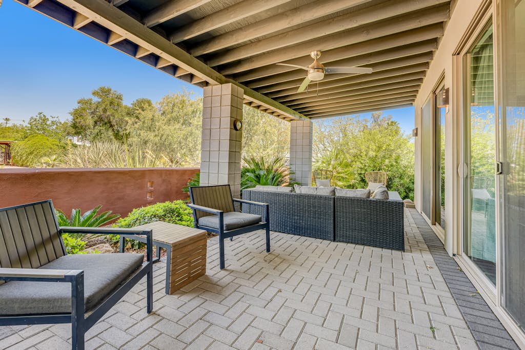 Stylish home with pool & spa, ping-pong table, WiFi & fireplace - great location