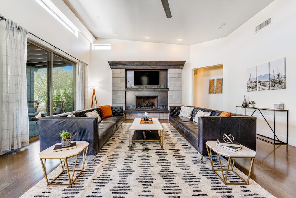 Stylish home with pool & spa, ping-pong table, WiFi & fireplace - great location